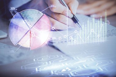 Bir kadın eller Not defteri hisse senedi piyasası hakkında bilgi yazma. Ön Forex grafik hologramlar. Araştırma kavramı. Çoklu pozlama