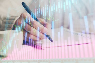 Forex tablosu WOMANS el notları arka plan alarak görüntülenir. Araştırma kavramı. Çift Pozlama