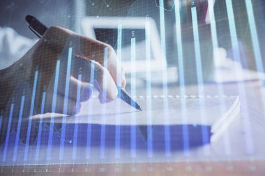 Finansal grafikler WOMANS el notları arka plan alarak görüntülenir. Araştırma kavramı. Çift Pozlama