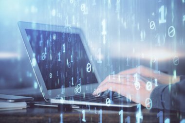 Teknoloji temalı dizüstü bilgisayarda çalışan bir adam. Büyük veri kavramı. Çift pozlama.