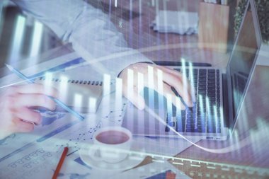 Arka planda ofiste bilgisayarda çalışan işadamı ile Forex grafiği. Sert çalışma kavramı. Çoklu pozlama.