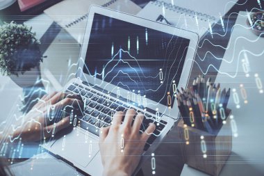Arka planda dizüstü bilgisayar üzerinde çalışan işadamı ile Forex grafiği. Sert çalışma kavramı. Çoklu pozlama.