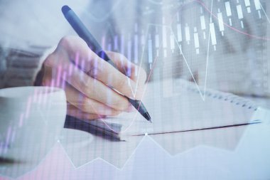 Forex tablosu WOMANS el notları arka plan alarak görüntülenir. Araştırma kavramı. Çift Pozlama