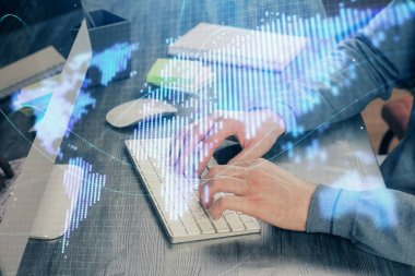 Arka planda dizüstü bilgisayar üzerinde çalışan işadamı çift pozlama. Önde uluslararası iş hologramı. Başarı kavramı.