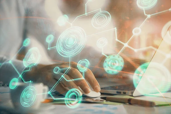 Sosyal ağ temalı hologramda iş adamı arka planda bilgisayar üzerinde çalışıyor. Dünya çapında ağ kavramı. Çift pozlama.