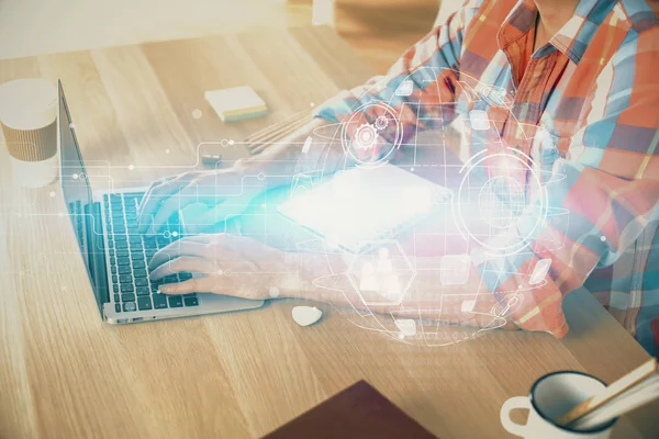 Sociala nätverk tema hologram med affärsman som arbetar på datorn på bakgrunden. Begreppet världsomfattande webb. Dubbel exponering. — Stockfoto