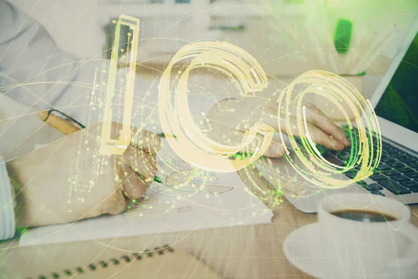 Arka planda bilgisayar üzerinde çalışan bir iş adamıyla engelleme temalı Hud. Kripto zinciri kavramı. Çift pozlama.