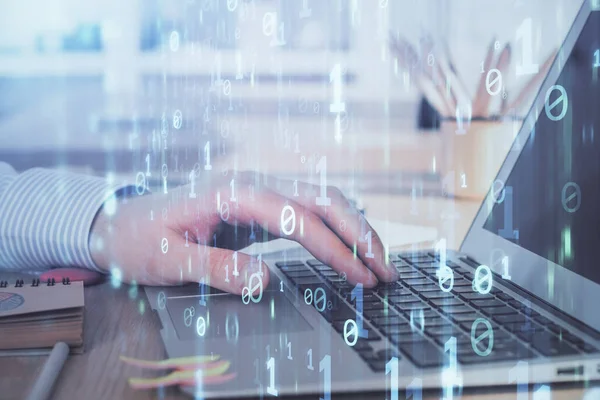 Teknoloji temalı dizüstü bilgisayarda çalışan bir adam. Büyük veri kavramı. Çift pozlama.