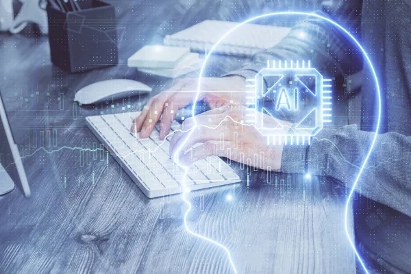 Adam klavyede beyin hologramıyla yazı yazıyor. Büyük Data kavramı. Çift pozlama.