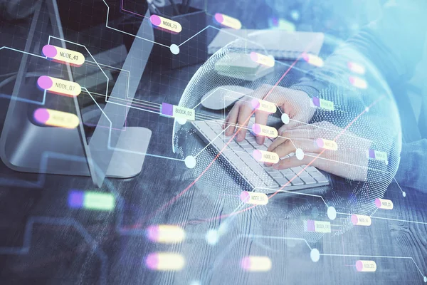 Arka planda bilgisayarla çalışan bir adamla dünya haritası hologramına çift pozlama. Dünya çapında ağ kavramı.