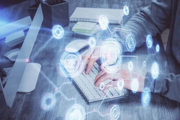 Bilgisayar arkaplanı üzerinde çalışan elleri olan iki kez teknolojik çizimlere maruz kalmış. Yenilik kavramı.