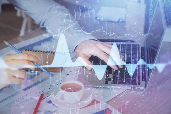 Forex-Graph mit Geschäftsmann, der am Computer im Büro im Hintergrund arbeitet. Konzept der Fleißarbeit. Mehrfachbelichtung. — Stockfoto