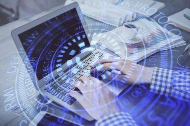 Arka planda bilgisayarla çalışan bir adamla iki kez ön x çizelgesine maruz kaldık. Pazar analizi kavramı.