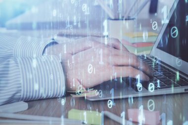 Teknoloji temalı dizüstü bilgisayarla çalışan bir iş adamı. Büyük veri kavramı. Çift pozlama.