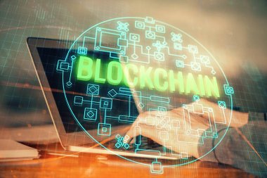 Arka planda bilgisayar üzerinde çalışan bir iş adamıyla engelleme temalı Hud. Kripto zinciri kavramı. Çift pozlama.