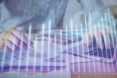 Arka planda ofiste bilgisayarda çalışan işadamı ile Forex grafiği. Sert çalışma kavramı. Çift Pozlama.