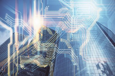 Şehir görünümünde harita ve veri temalı hologram ile gökdelenler arka planda çift pozlama. İş kavramında uluslararası teknoloji.