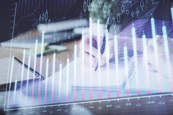 Grafico del forex finanziario disegnato su mani che prendono appunti sullo sfondo. Concetto di ricerca. Multi esposizione — Foto Stock