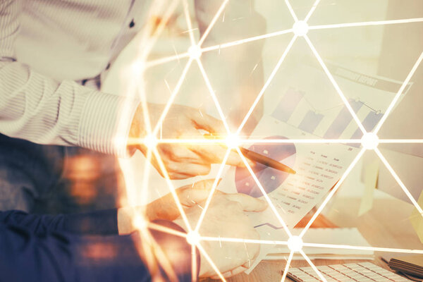 Мужские руки, работающие с нотами. Концепция социальных сетей.