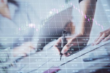 Bir kadın eller Not defteri hisse senedi piyasası hakkında bilgi yazma. Ön Forex grafik hologramlar. Araştırma kavramı. Çift Pozlama