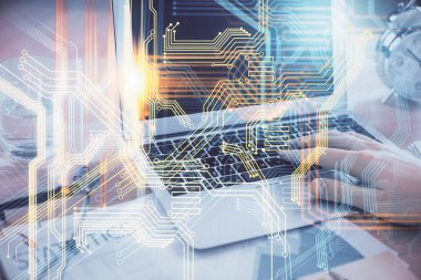 Arka planda bilgisayarla çalışan bir adamla dünya haritası hologramına çoklu maruz kalma. Dünya çapında ağ kavramı.