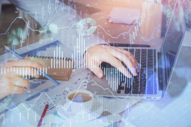 Arka planda ofiste bilgisayarda çalışan işadamı ile Forex grafiği. Sert çalışma kavramı. Çoklu pozlama.