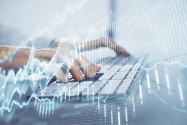 Arka planda ofiste bilgisayarda çalışan işadamı ile Forex grafiği. Sert çalışma kavramı. Closeup. Çoklu pozlama.