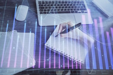 Forex tablosu WOMANS el notları arka plan alarak görüntülenir. Araştırma kavramı. Çoklu pozlama