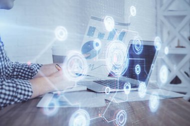 Bilgisayar arkaplanı üzerinde çalışan elleri olan iki kez teknolojik çizimlere maruz kalmış. Yenilik kavramı.