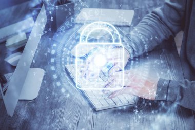 Arka planda bilgisayarda çalışan bir adamla çift kilit simgesine maruz kalma. Ağ güvenliği kavramı.