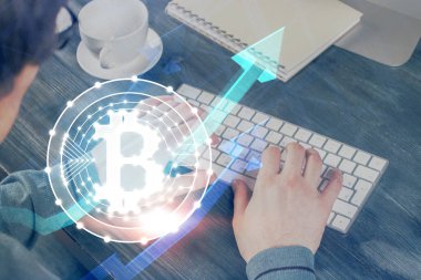 Arka planda bilgisayar üzerinde çalışan bir iş adamıyla engelleme temalı Hud. Kripto zinciri kavramı. Çoklu pozlama.