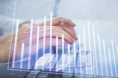 Arka planda ofiste bilgisayarda bilgisayarda yazan adam ile grafik çoklu pozlama. Sıkı çalışma kavramı. Closeup.