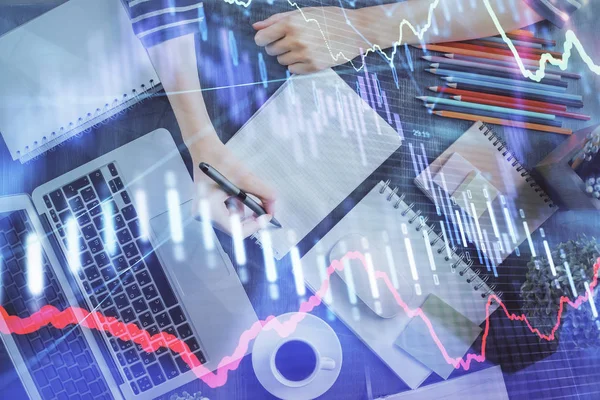 Gráfico de divisas financiera dibujado sobre las manos tomando notas fondo. Concepto de investigación. Doble exposición —  Fotos de Stock