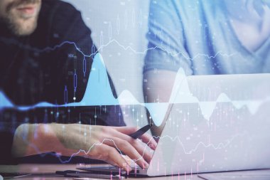 Arka planda ofiste bilgisayarda işadamı yazarak Forex grafiği. Analiz kavramı. Çift Pozlama.