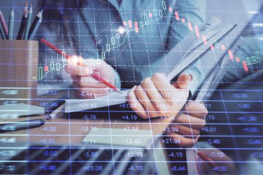 Bir kadın eller Not defteri hisse senedi piyasası hakkında bilgi yazma. Ön Forex grafik hologramlar. Araştırma kavramı. Çoklu pozlama