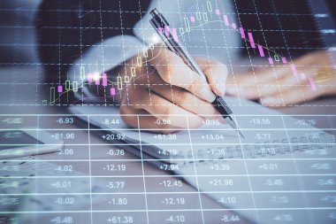 Bir kadın eller Not defteri hisse senedi piyasası hakkında bilgi yazma. Ön Forex grafik hologramlar. Araştırma kavramı. Çoklu pozlama