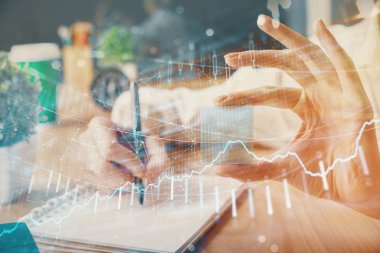 Forex tablosu WOMANS el notları arka plan alarak görüntülenir. Araştırma kavramı. Çoklu pozlama