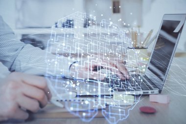 Adam klavyede beyin hologramıyla yazı yazıyor. Büyük Data kavramı. Çift pozlama.