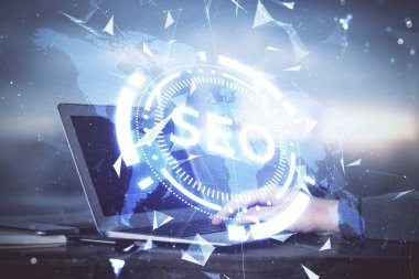 Arka planda bilgisayarla çalışan bir adamla iki kez simgeye maruz kalıyoruz. Arama motoru optimizasyonu kavramı.