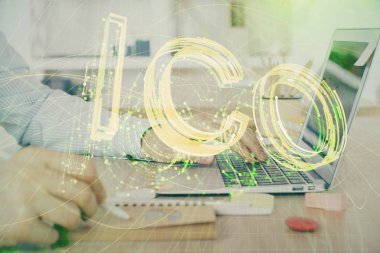 Arka planda bilgisayarla çalışan bir adamla engelleme temalı Hud. Kripto zinciri kavramı. Çift pozlama.