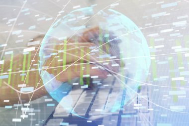 Arka planda dizüstü bilgisayar üzerinde çalışan işadamı çift pozlama. Önde uluslararası iş hologramı. Başarı kavramı.