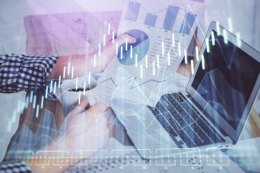 Arka planda dizüstü bilgisayar üzerinde çalışan işadamı ile Forex grafiği. Sert çalışma kavramı. Çoklu pozlama.