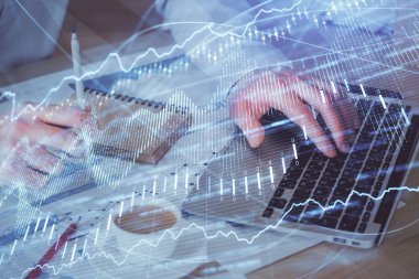 Arka planda ofiste bilgisayarda çalışan işadamı ile Forex grafiği. Sert çalışma kavramı. Çift Pozlama.