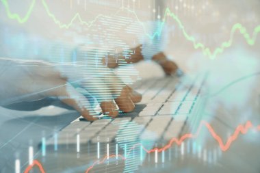 Arka planda ofiste bilgisayarda çalışan işadamı ile Forex grafiği. Sert çalışma kavramı. Closeup. Çoklu pozlama.