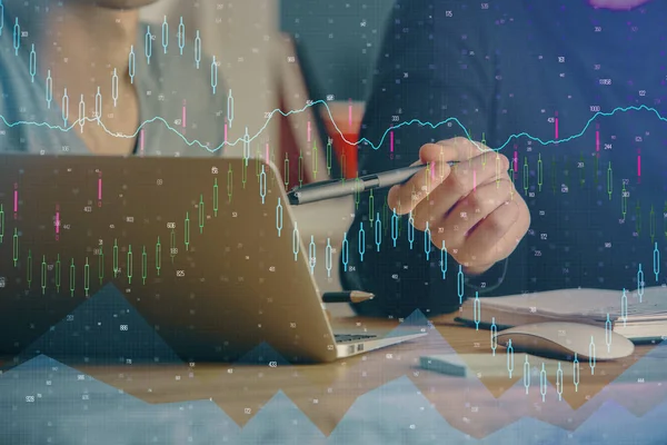 Forex-Graph mit Geschäftsmann Tippen auf dem Computer im Büro auf dem Hintergrund. Konzept der Analyse. Doppelbelastung. — Stockfoto