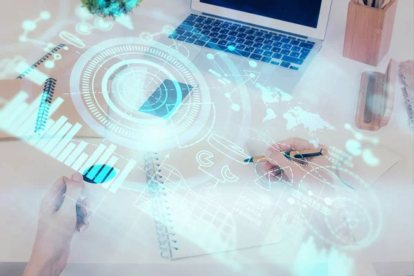 Eller üzerinde uluslararası iş hologram notları arka plan alarak. Başarı kavramı. Çoklu pozlama