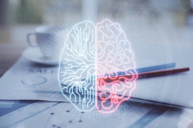 Bilgisayar ve beyin hologram çizerken masaüstüne çifte maruz kalma. Yapay zeka kavramı.