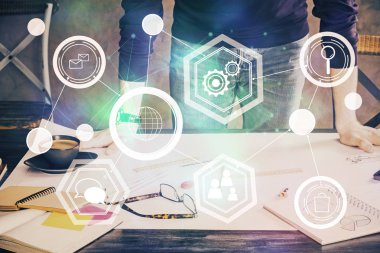 Arka planda notlarla çalışan adamlar. Sosyal ağ oluşturma kavramı.