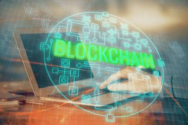 Arka planda bilgisayar üzerinde çalışan bir iş adamıyla engelleme temalı Hud. Kripto zinciri kavramı. Çift pozlama.