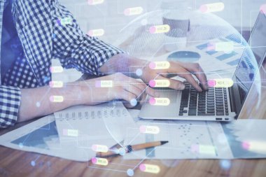 Teknoloji temalı dizüstü bilgisayarla çalışan bir iş adamı. Büyük veri kavramı. Çift pozlama.